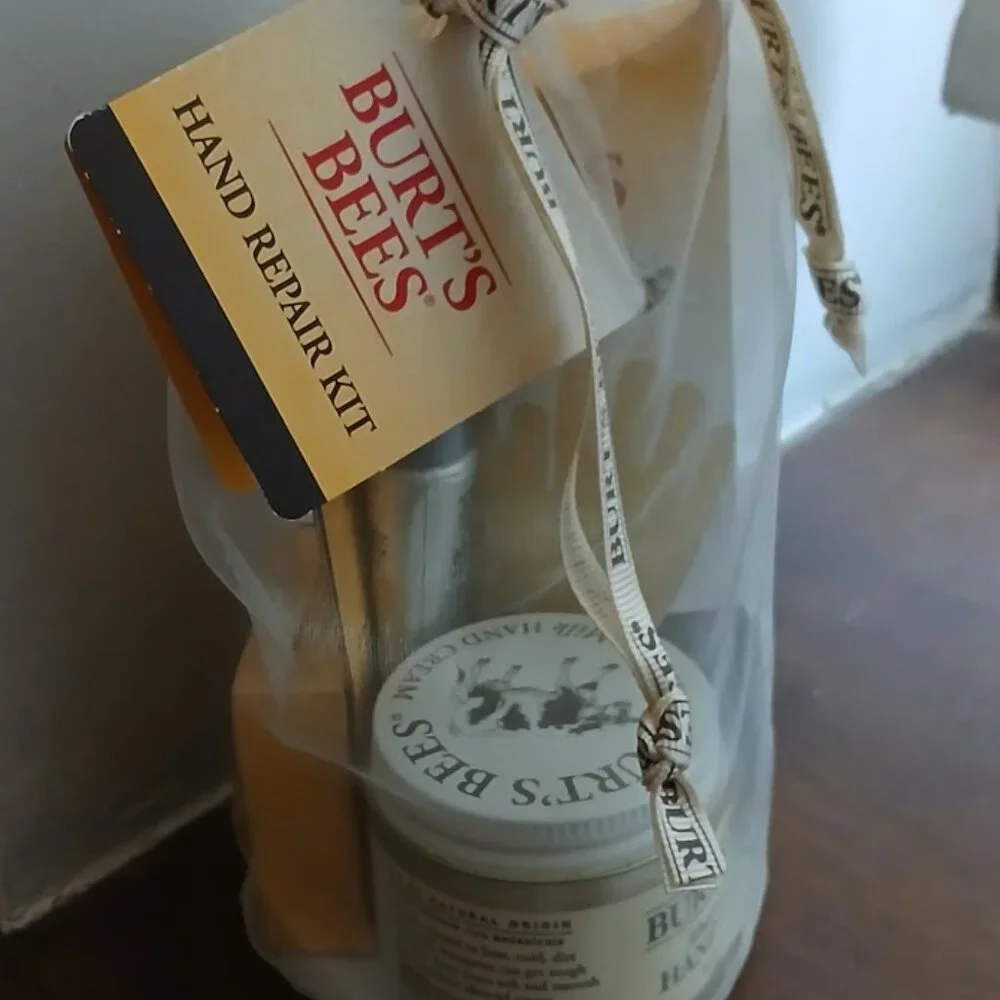 Burt's Bees Hand Repair Kit- 3 hand creams plus gloves NEW - Picture 2 of 7